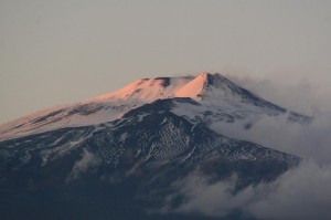etna al tramonto vista dal Catania porto