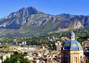Termini Imerese. In primo piano la cupola della chiesa dell'Annunciata