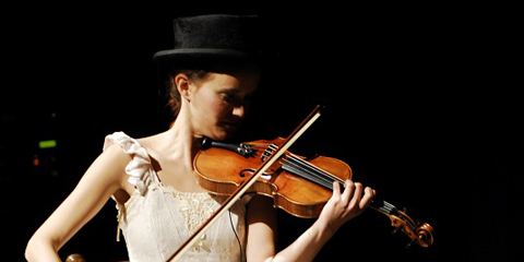 “La platgia dels inutils”: connubio intrigante di musica, racconti e immagini