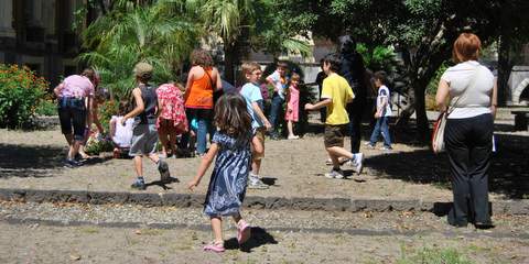 Grande festa giocosa per i bambini
