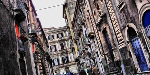 Architettura proibita: il quartiere San Berillo di Catania si riveste di bellezza.